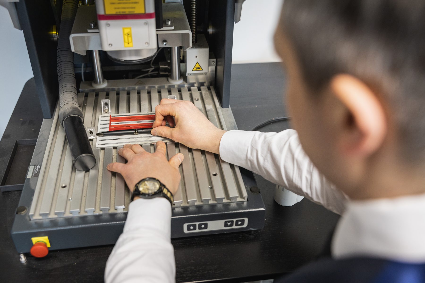A pen being laser-engraved in the Hörner engraving workshop in Dresden