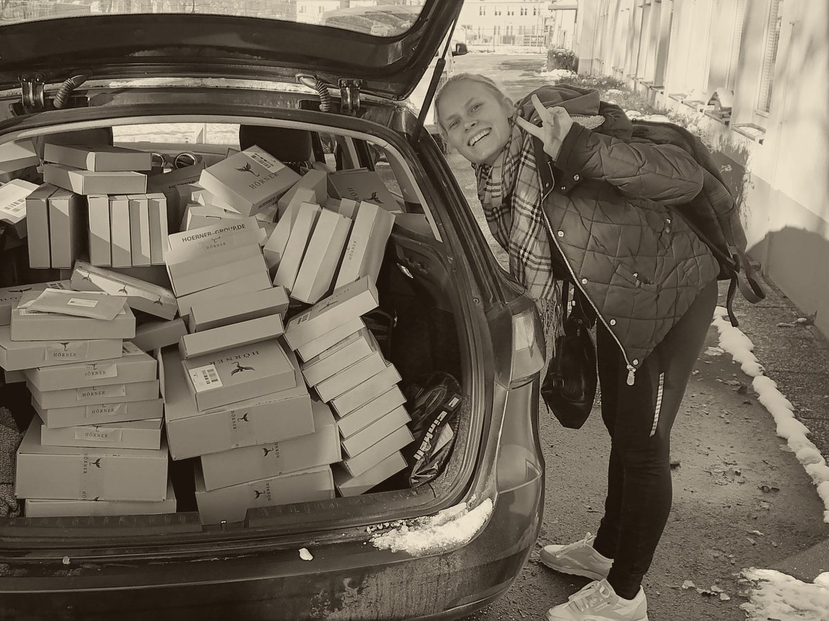 Loading Hörner orders into a car in winter