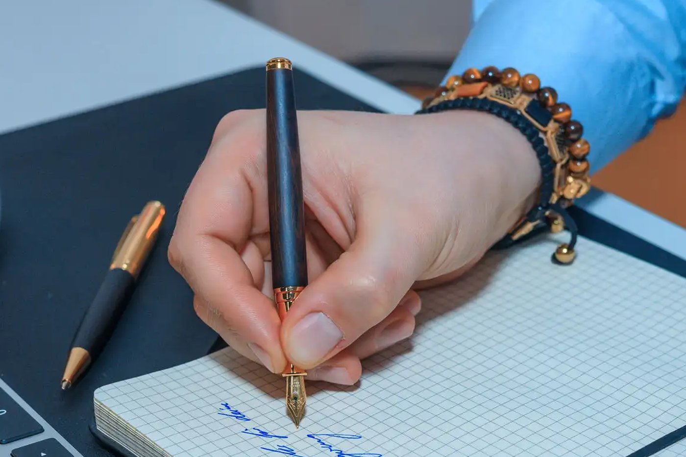 Writing with the Hörner Legno ebony fountain pen and its gold nib