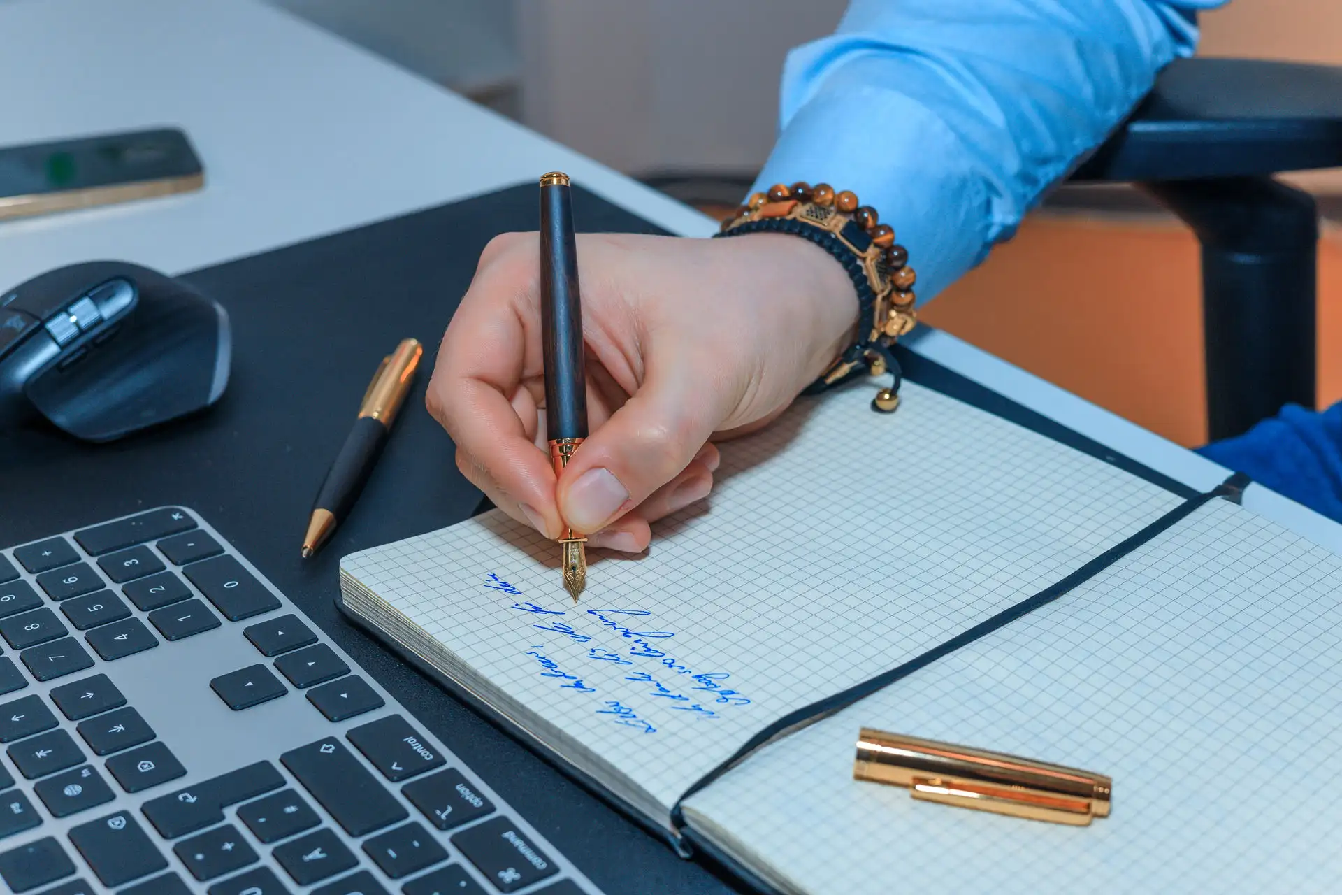 Writing with the Hörner Legno ebony fountain pen and its gold nib